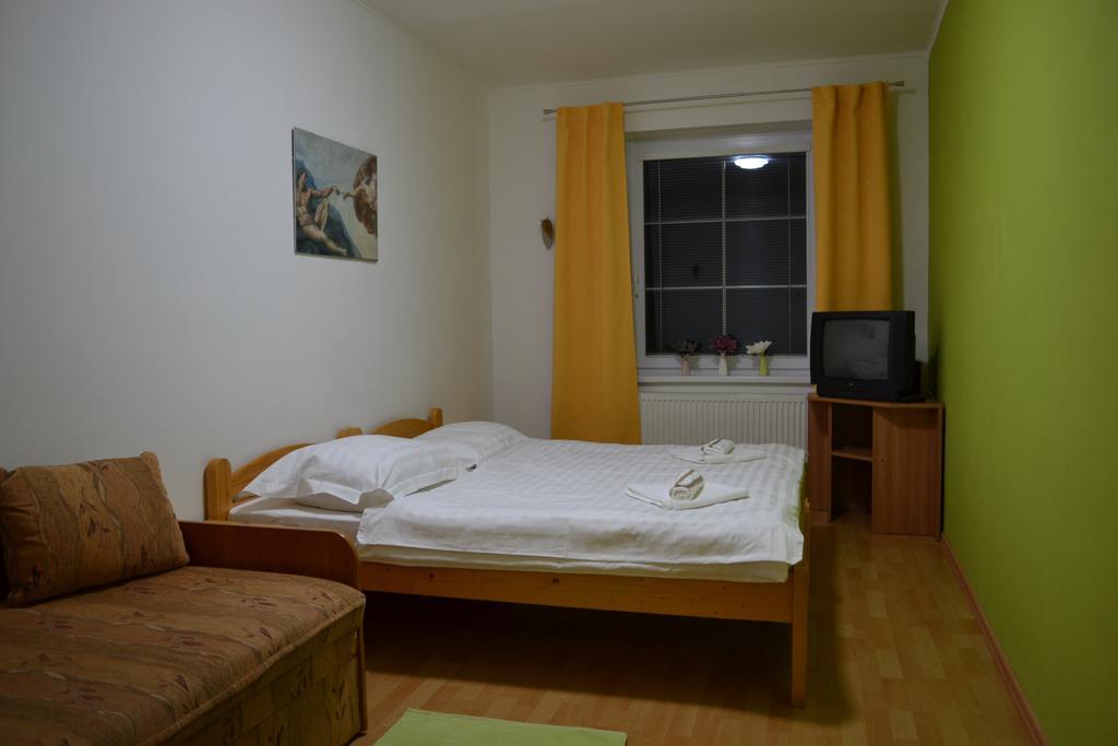 Privat Julia Otel Vrbov Oda fotoğraf